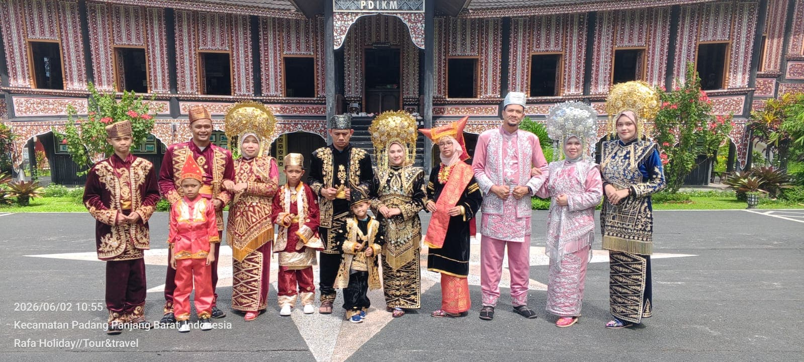Rombongan keluarga mengenakan pakaian adat Minangkabau di PDIKM Padang Panjang