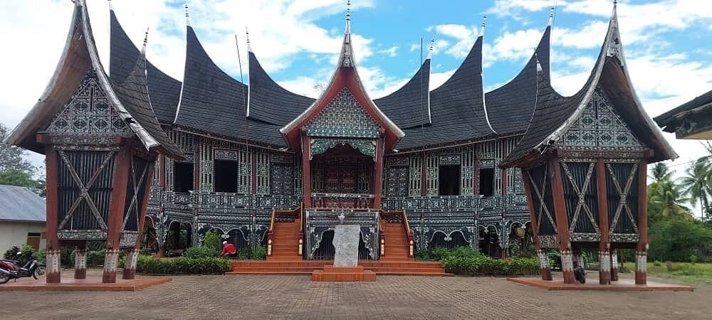 Istano Silindung Bulan, Lembah Anai, dan Danau Maninjau untuk study tour, foto 1 dari 3